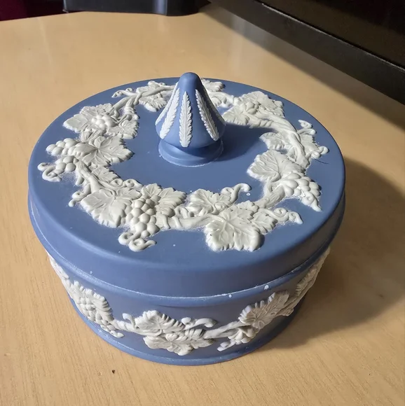 Wedgwood Blue Jasperware Large Round Trinket Box With Lid - Picture 1 of 5